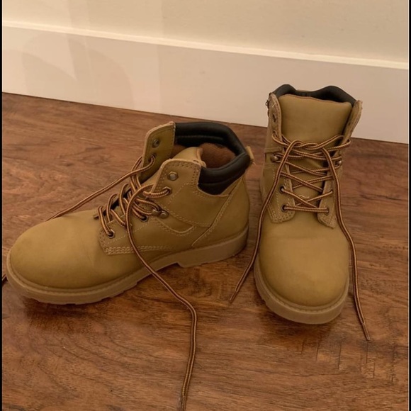 Hudsons Bay Timberlands - Picture 2 of 4